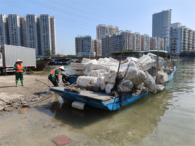 清理海洋垃圾 守護生態(tài)環(huán)境